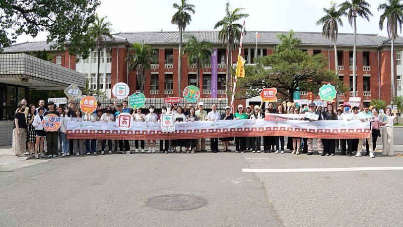 臺南大學、南大附小與鄰近學校臺南女中共同參與「五九圍城」行動再現歷史