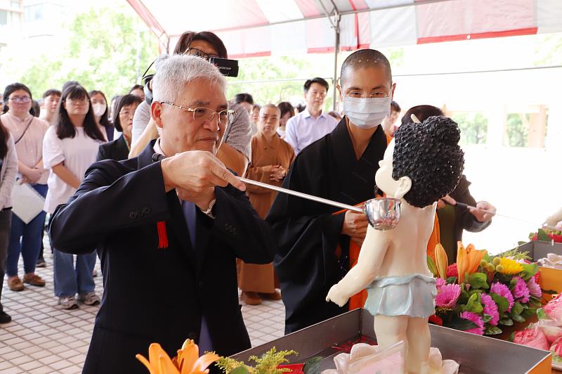 南華大學慶佛誕，教職員生歡喜參與浴佛祈福活動，圖為高俊雄校長浴佛祈福。