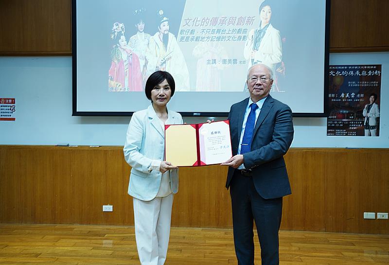 文化大學文學院王俊彥院長(右)感謝唐美雲老師(左)分享傳統戲曲新生的未來趨勢。