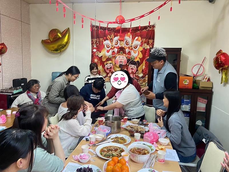 ▲育幼院孩子口中的「媽媽」不僅是一個稱謂，更是一種全方位的角色承擔者，以無差別的愛，為等家孩子共築家的模樣。（圖片來源：徐月蘭基金會）