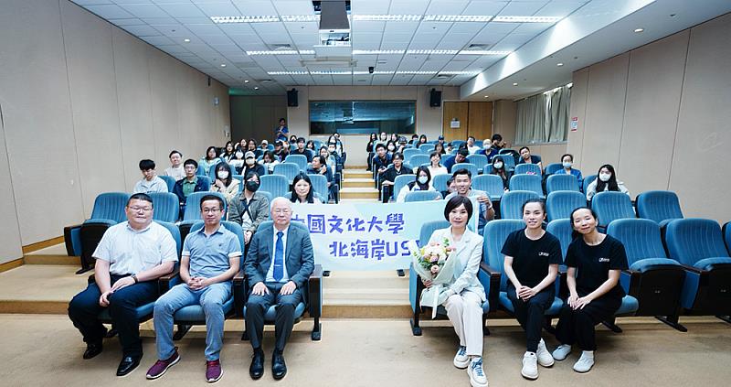 文大學生與唐美雲老師合影。