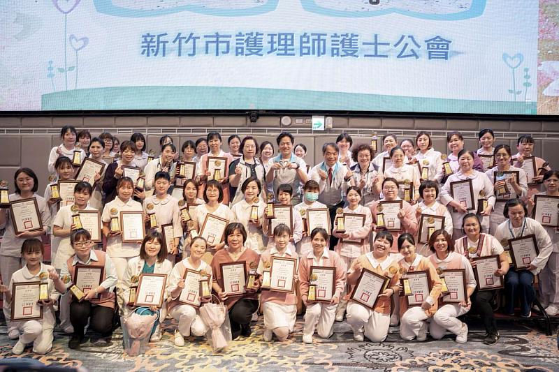 代理市長邱臣遠頒發竹市優良護理人員62位大合照
