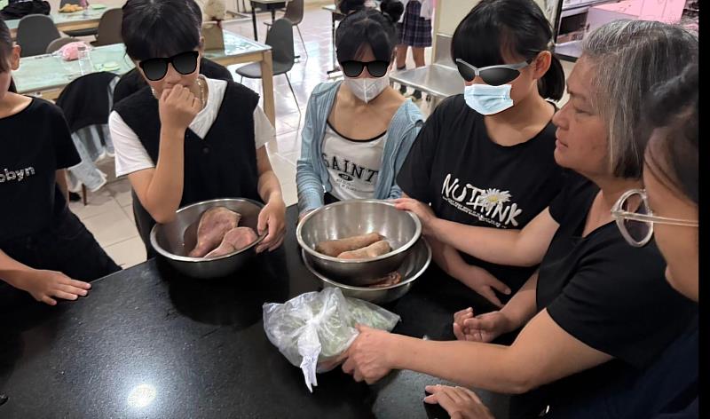 ▲育幼院的廚媽們除了每天費心的為孩子們準備兼具營養與口感的餐食外，也會帶著孩子一起學習烹飪，以培養自立的能力。（圖片來源：花蓮希望學園）