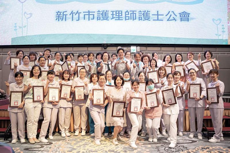代理市長邱臣遠頒發竹市資深護理(20年)人員大合照
