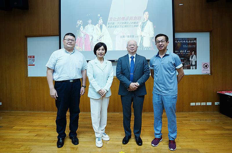 左起文學院林協成老師、唐美雲老師、王俊彥院長及陳盈宏老師。