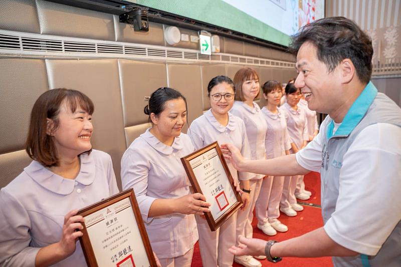代理市長邱臣遠逐一表揚新竹市205位優秀護理人員