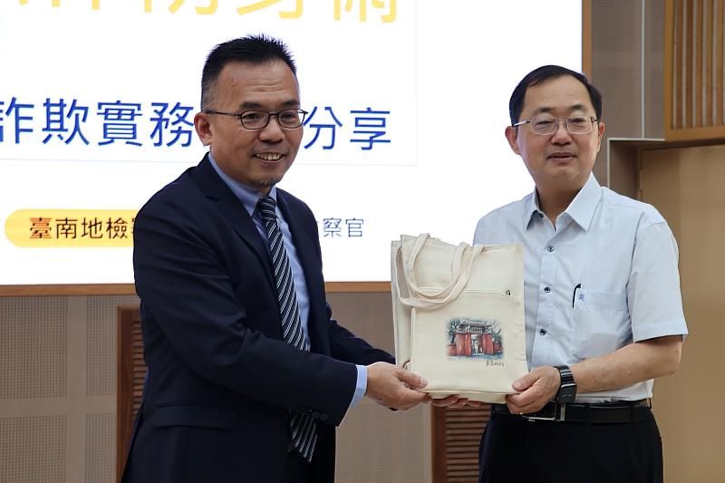 臺南地檢署檢察長鍾和憲特別出席南大博雅教育講座，強調法律防範意識對抗詐騙行為的重要性