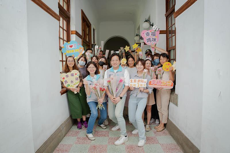 邱臣遠代理市長與秘書長張治祥贈送市府同仁康乃馨，祝福母親節快樂。