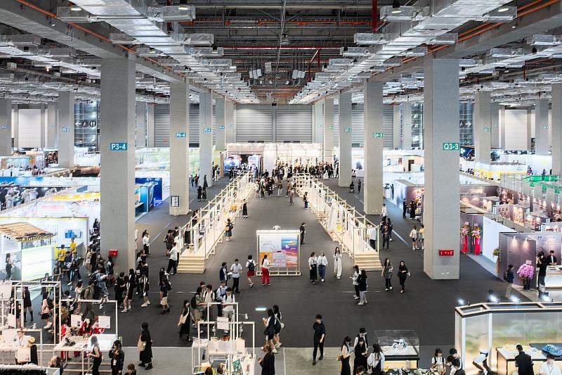 主題展區以「Cross Over」為核心概念，打造兩列開放式長型展架，宛如橫貫展場的橋樑。