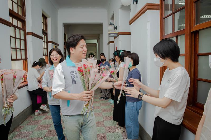 邱臣遠代理市長與秘書長張治祥贈送市府同仁康乃馨，祝福母親節快樂。