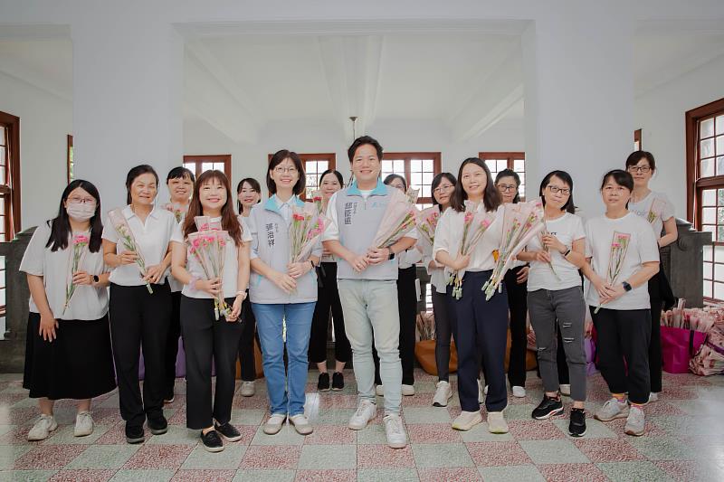 邱臣遠代理市長與秘書長張治祥贈送市府同仁康乃馨，祝福母親節快樂。
