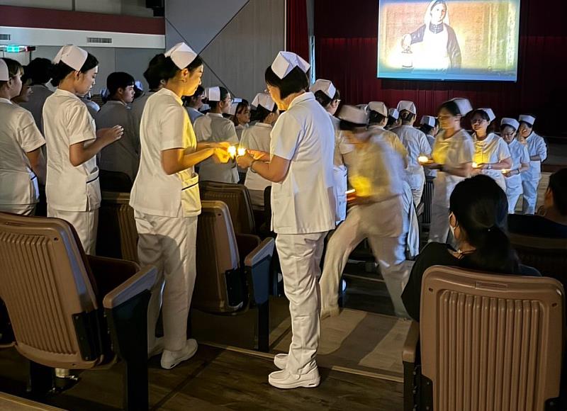 暨大護理系第二屆加冠典禮,進行傳光儀式。