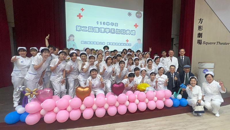 暨大護理系第二屆加冠典禮,師生與各界嘉賓合影。
