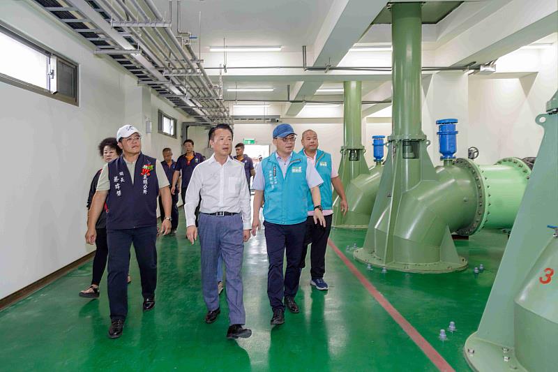 翁縣長前往布袋鎮P2抽水站視察嘉義縣防汛整備情形