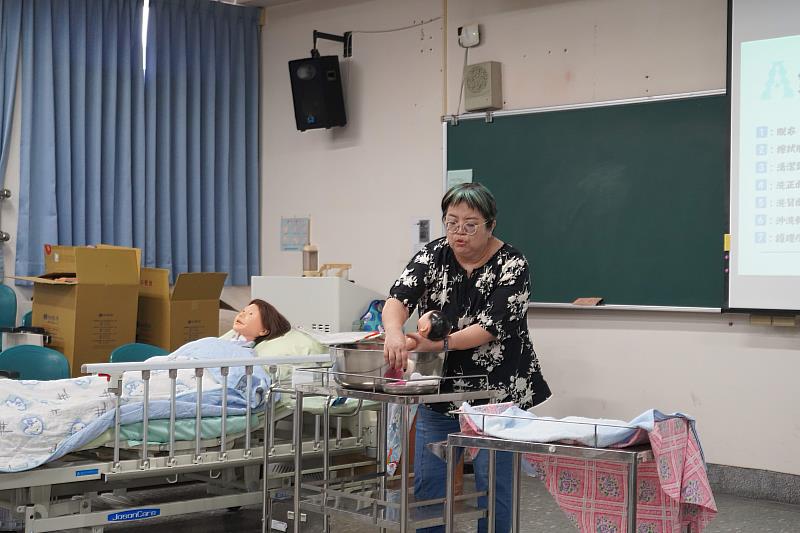【生】由諮輔中心主任暨護理系黃良圭教授親自示範照顧寶寶