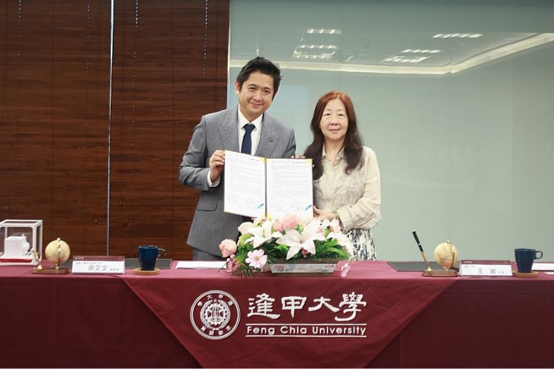 逢甲大學校長王葳與志聖工業總經理梁又文代表雙方簽訂產學聯盟合作備忘錄，共建「前瞻能源與熱管理實驗室」。