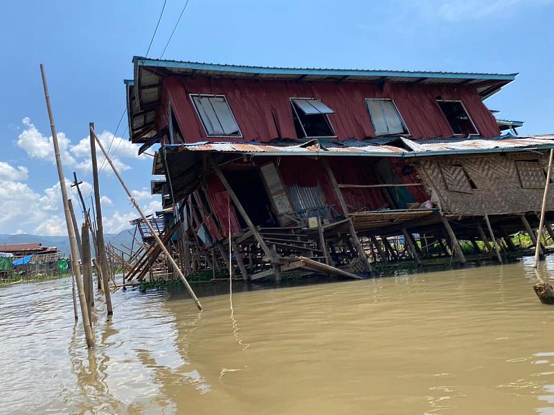 茵萊湖（Inle lake）水上住家多為高腳屋，此次震毀情形頗為嚴重，導致400人溺水、觸電喪生。