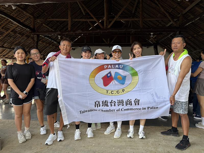 帛琉台灣商會員及家屬合影。