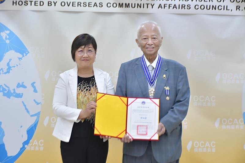 僑務委員會委員長徐佳青頒贈海華榮譽章予僑務諮詢委員王哲男