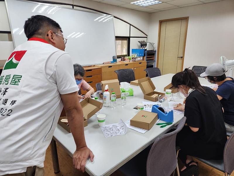 信義房屋桃園中正店副手簡淞澤擔任主持人引導店內參與者進行活動。