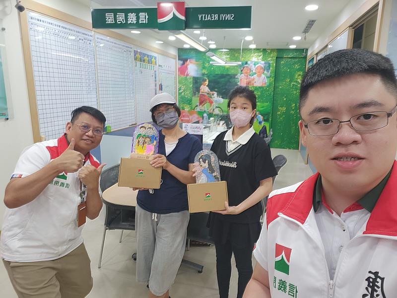 信義房屋母親節琉璃燈手作活動參與者與桃園中正店同仁合影。（左一為店副手簡淞澤、右一為桃園中正店經理康恩碩）