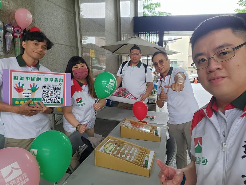 信義房屋桃園中正店日前在經國店吳昌昱經理（右二）號召下，參與在地社區文創市集，設置以環保材料製作的彈珠台遊戲與小朋友同樂。