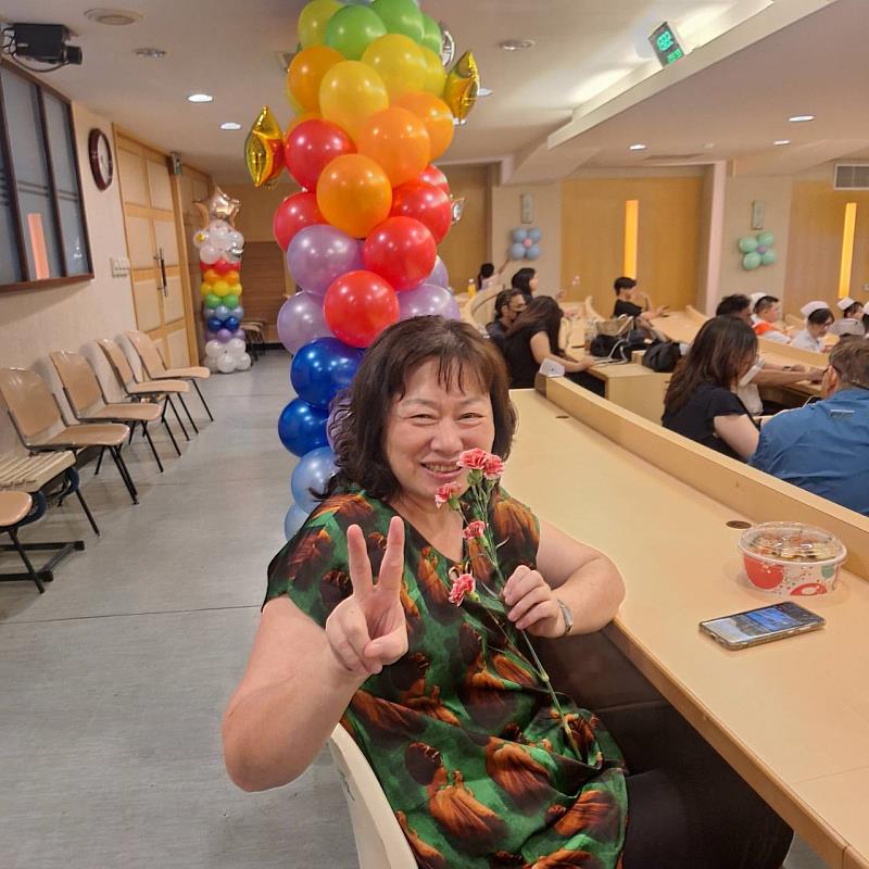 護理系學會也特別準備康乃馨，致贈家長與來賓