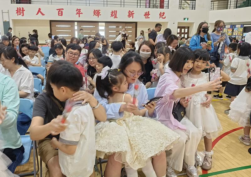 0_送給媽媽康乃馨以表達真摯的愛意_0
