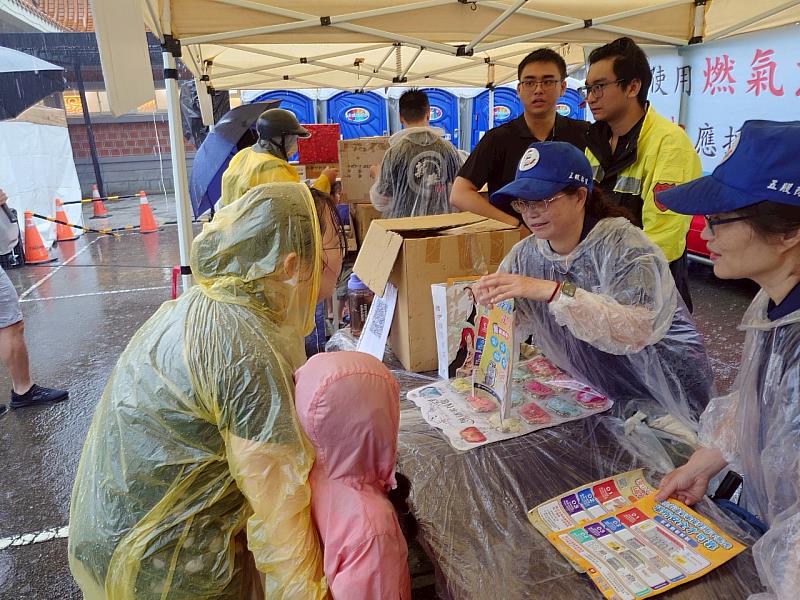 新北市政府消防局第二救災 救護大隊於今(10)日 10 點在林口竹林山觀音寺舉辦大型宣導活動，現場設有各種互動體驗攤位，並且可至服務台領取闖關卡，在闖關活動中集滿指定印章，即可獲得精美紀念品，期許每位民眾都能將學習成果帶回家，成為難忘的驕傲與紀念。