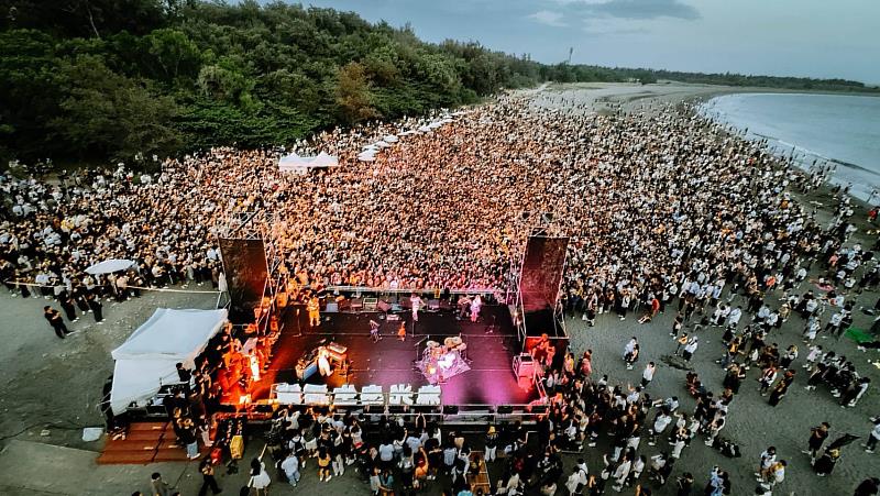 2025漁光島生活節由11組藝人接力演出，連2日共吸引10萬人朝聖，讓全國各地遊客體驗在地藝文特色。