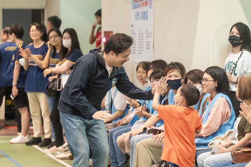 邱臣遠代理市長與學童互動合照