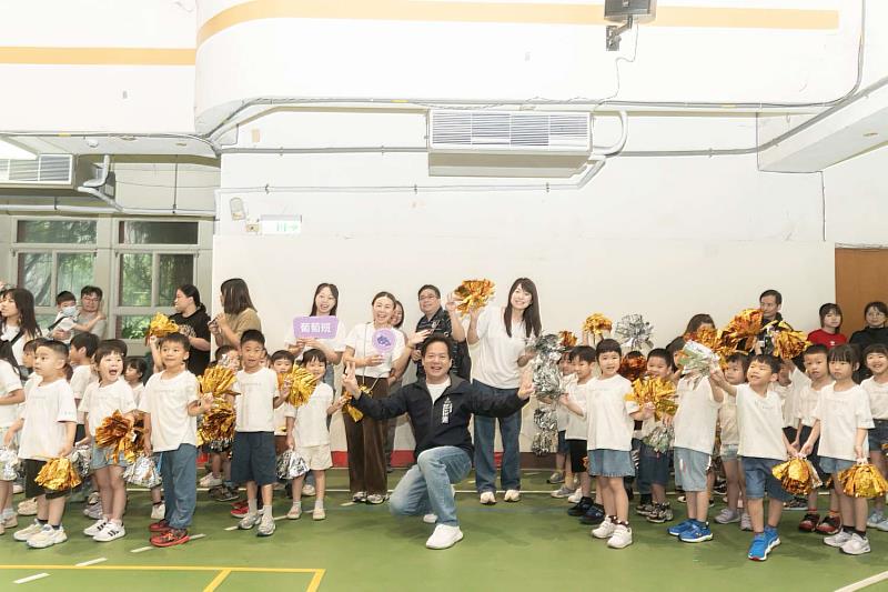 邱臣遠代理市長與學童互動合照