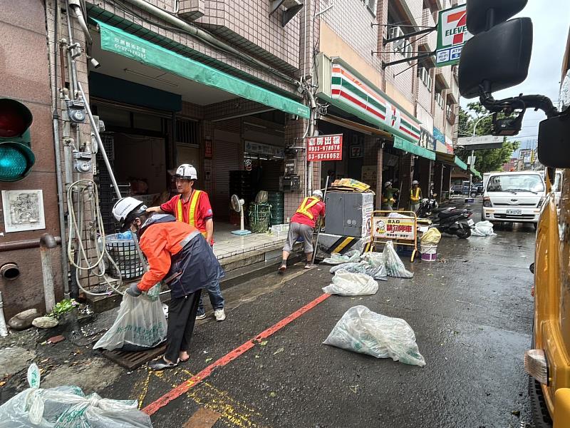 竹市環保局持續對轄內各主要及次要側溝持續加強清淤作業，確保排水暢通無阻。