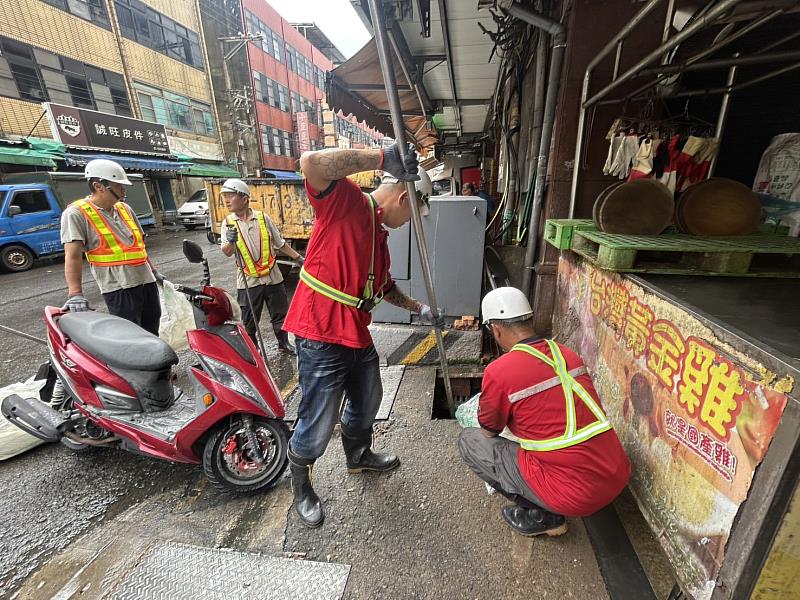 竹市環保局持續對轄內各主要及次要側溝持續加強清淤作業，確保排水暢通無阻。