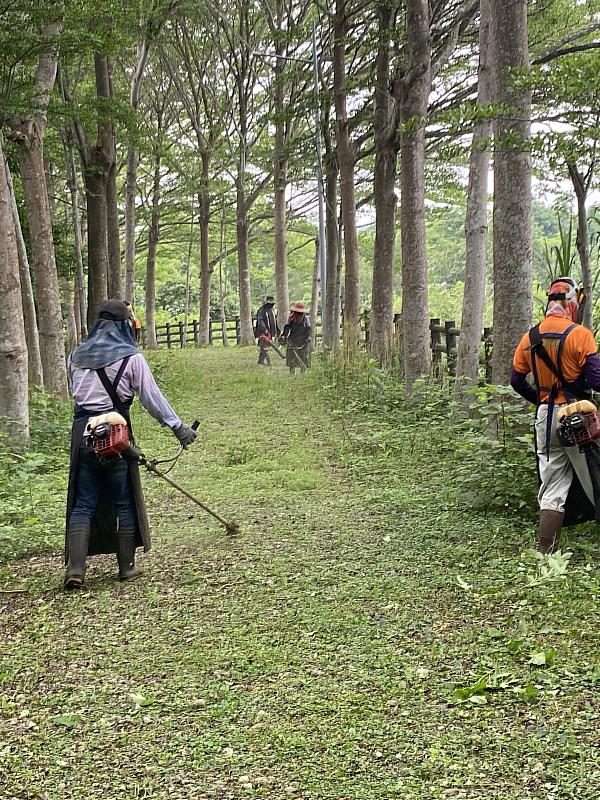 竹市公園及觀光區設施維護管理中心自5月起對公園與觀光區加強除草及環境維護作業