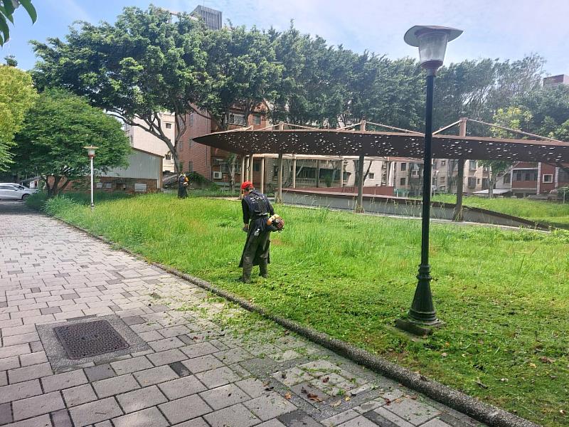 竹市公園及觀光區設施維護管理中心自5月起對公園與觀光區加強除草及環境維護作業