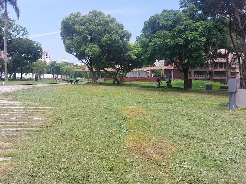 竹市公園及觀光區設施維護管理中心自5月起對公園與觀光區加強除草及環境維護作業