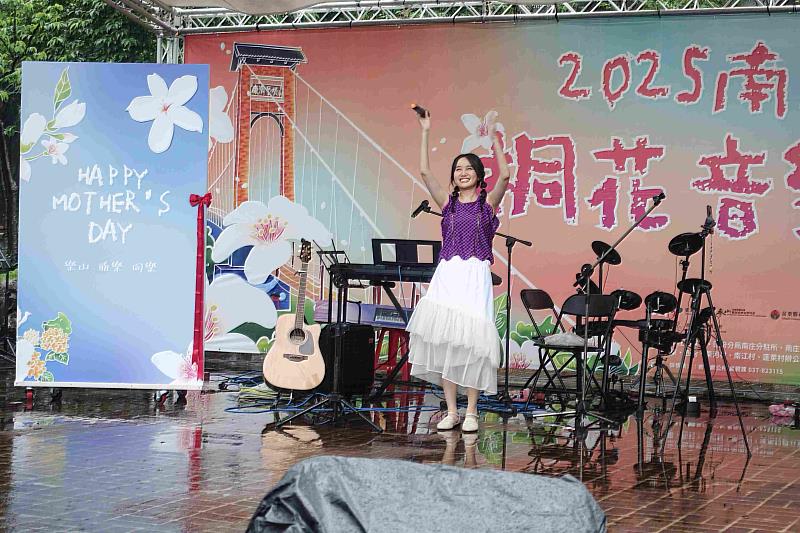 新生代創作歌手王喬尹不畏風雨登台熱情獻唱