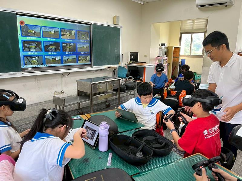青草湖國小資訊組長江至正VR公開授課廣受好評