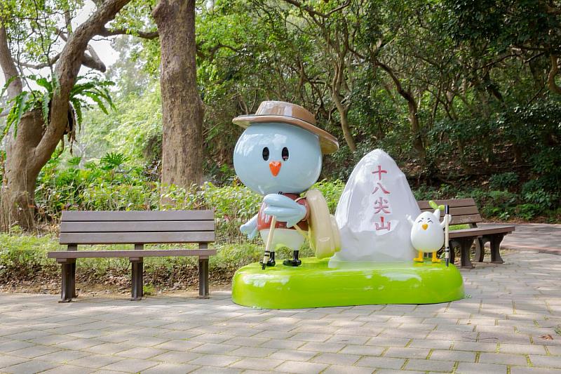 竹市府於十八尖山入口處全新設置「皮卡」立體公仔，成為遊客拍照打卡的新亮點。