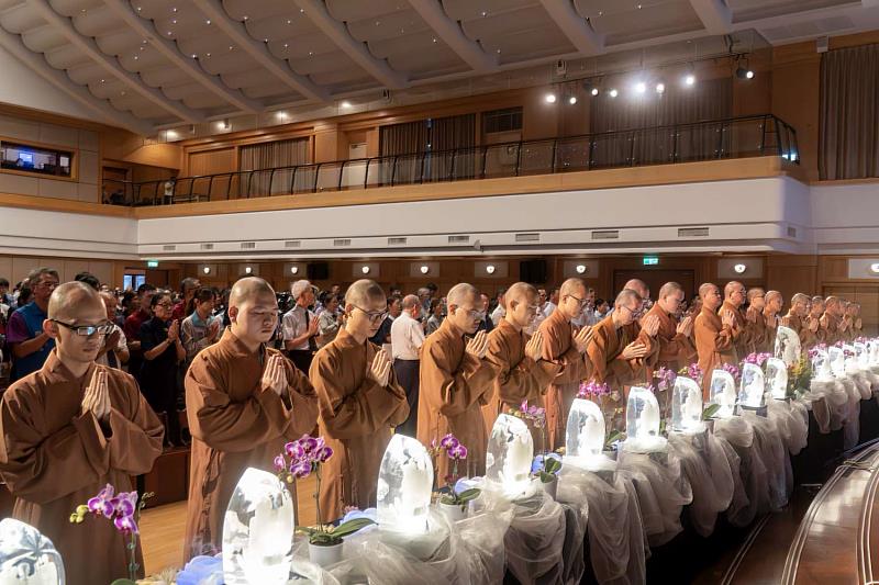 慈濟浴佛大典於慈濟新竹靜思堂盛大舉辦，並與花蓮主會場同步連線。