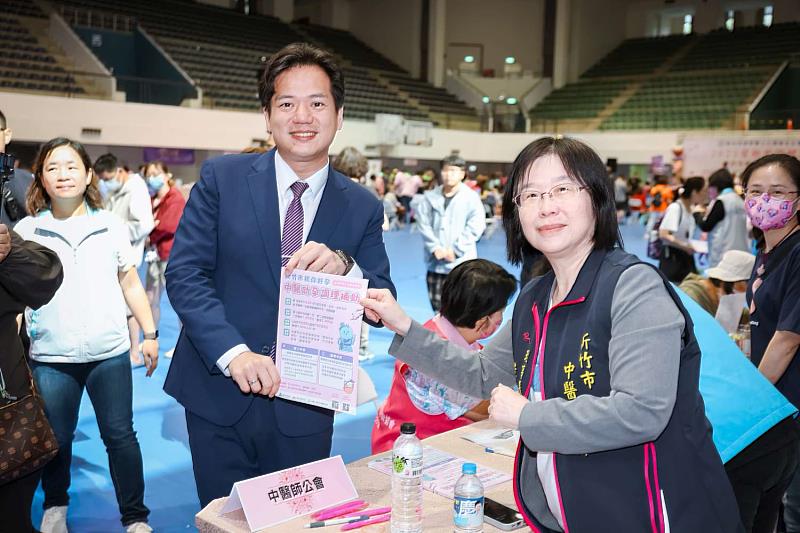 今日活動現場設置義診區、健康檢查區、體適能測試區、舒壓區及手工體驗活動區等10個主題分區。