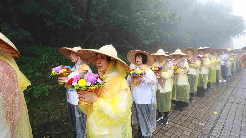 圖說6. 圓滿日舉行繞山,學員們雨中繞山,信心堅定。(圖片提供/靈鷲山佛教教團)