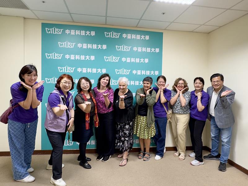 國際嬰幼兒按摩協會貴賓與中臺科大老師合影