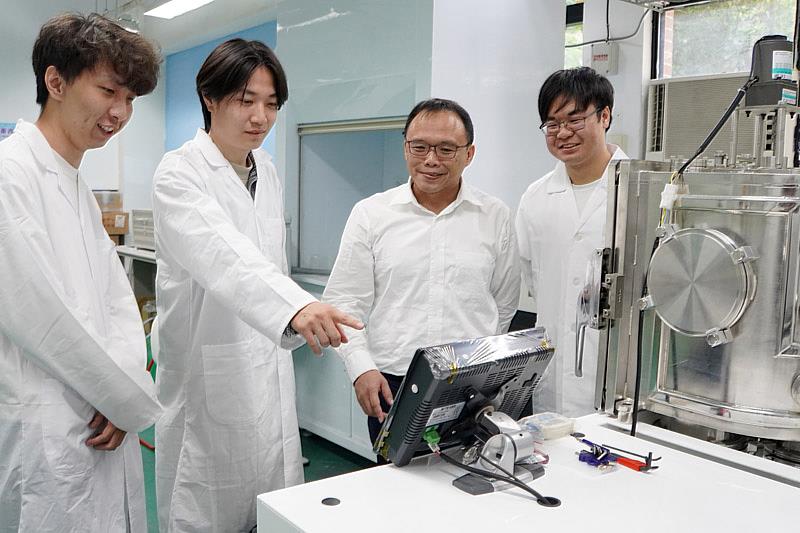 大葉大學王偉凱研發長(右二)指導團隊操作共濺鍍設備