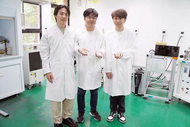 大葉大學校友阮之夆(中)、張育成(右)、馬士崧(左)合組先鋒鍍膜科技，榮獲教育部U-start創業獎助