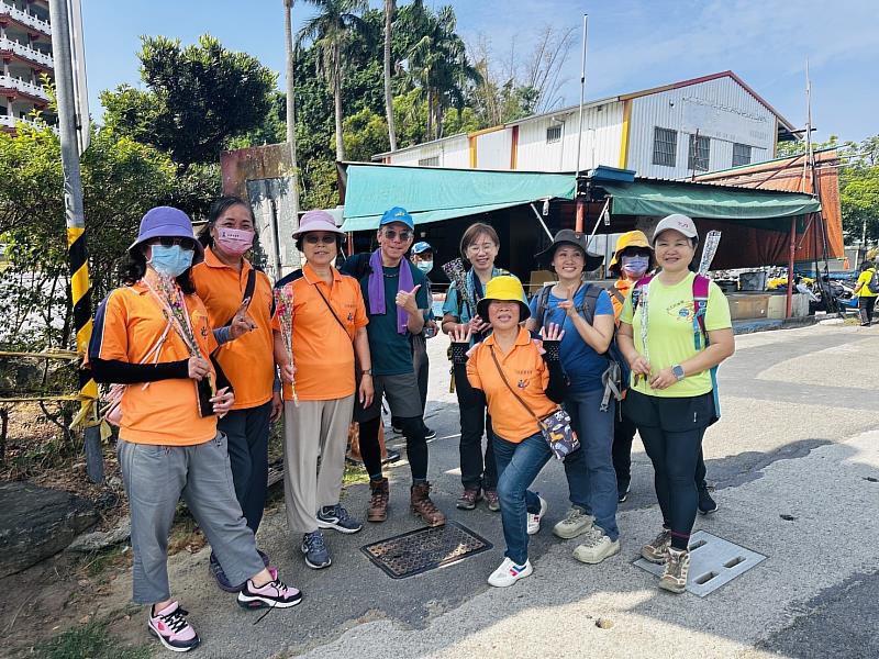 「愛在五月綻放」救國團高雄市團委會贈花傳愛暖人心