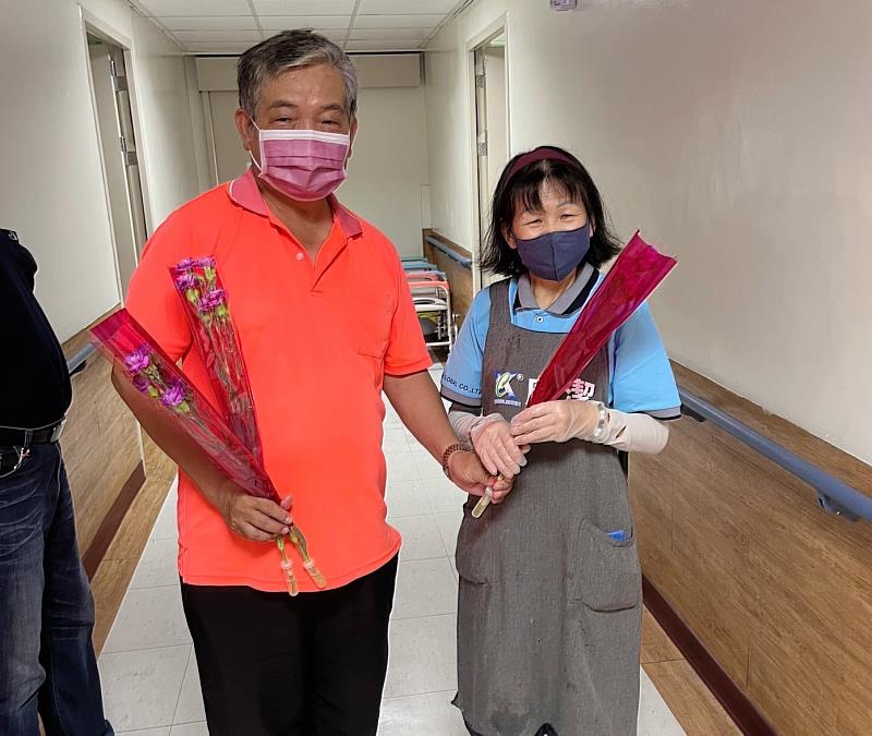 「愛在五月綻放」救國團高雄市團委會贈花傳愛暖人心