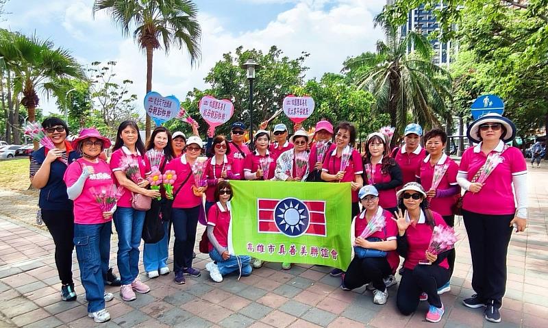 「愛在五月綻放」救國團高雄市團委會贈花傳愛暖人心