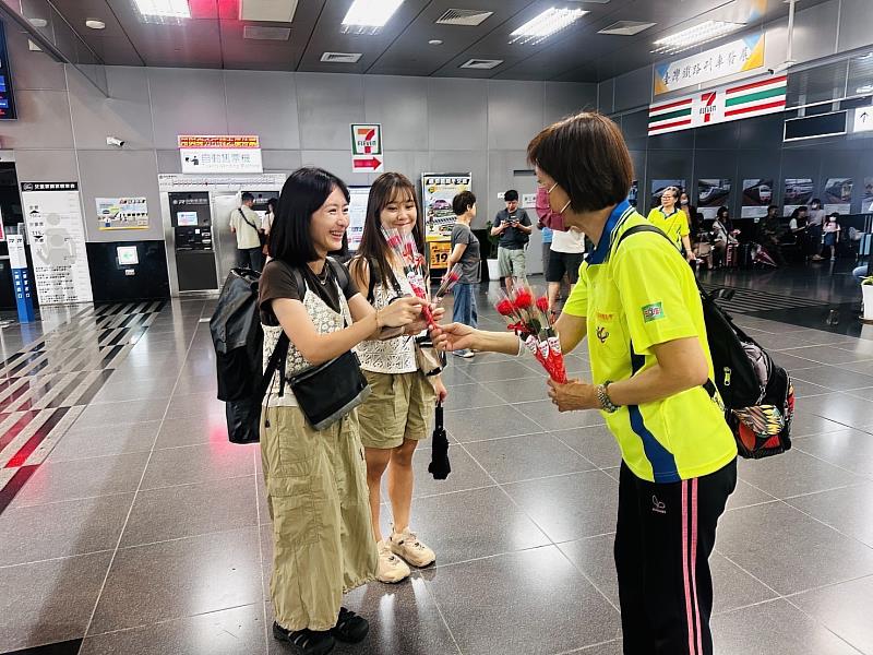 「愛在五月綻放」救國團高雄市團委會贈花傳愛暖人心